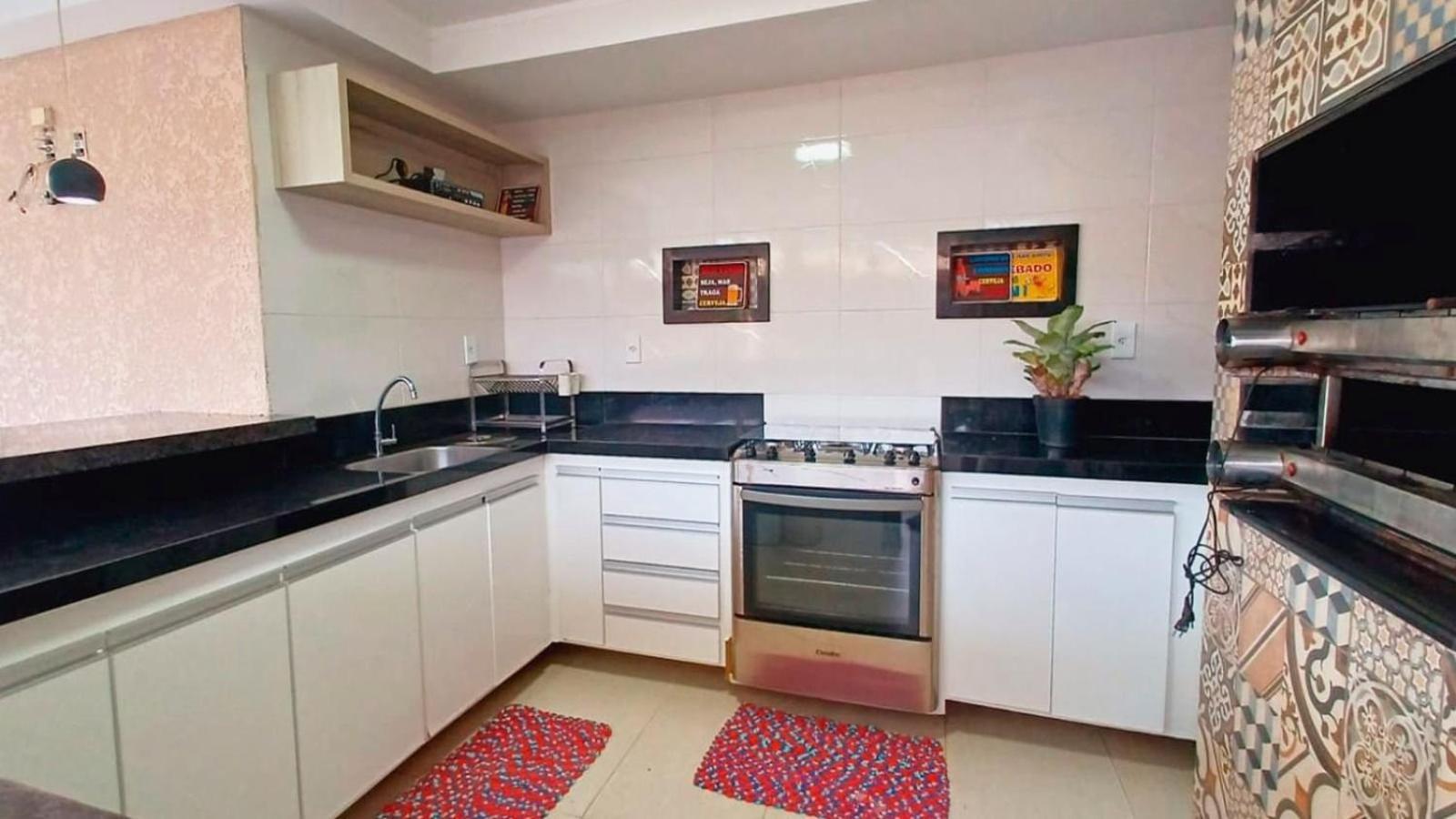 Casa Com 5 Quartos E Area Gourmet Em